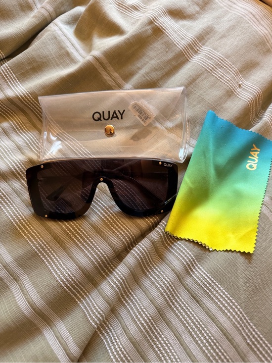 Quay Australia Accessories - Quay Australia Black Oversized Sunglasses